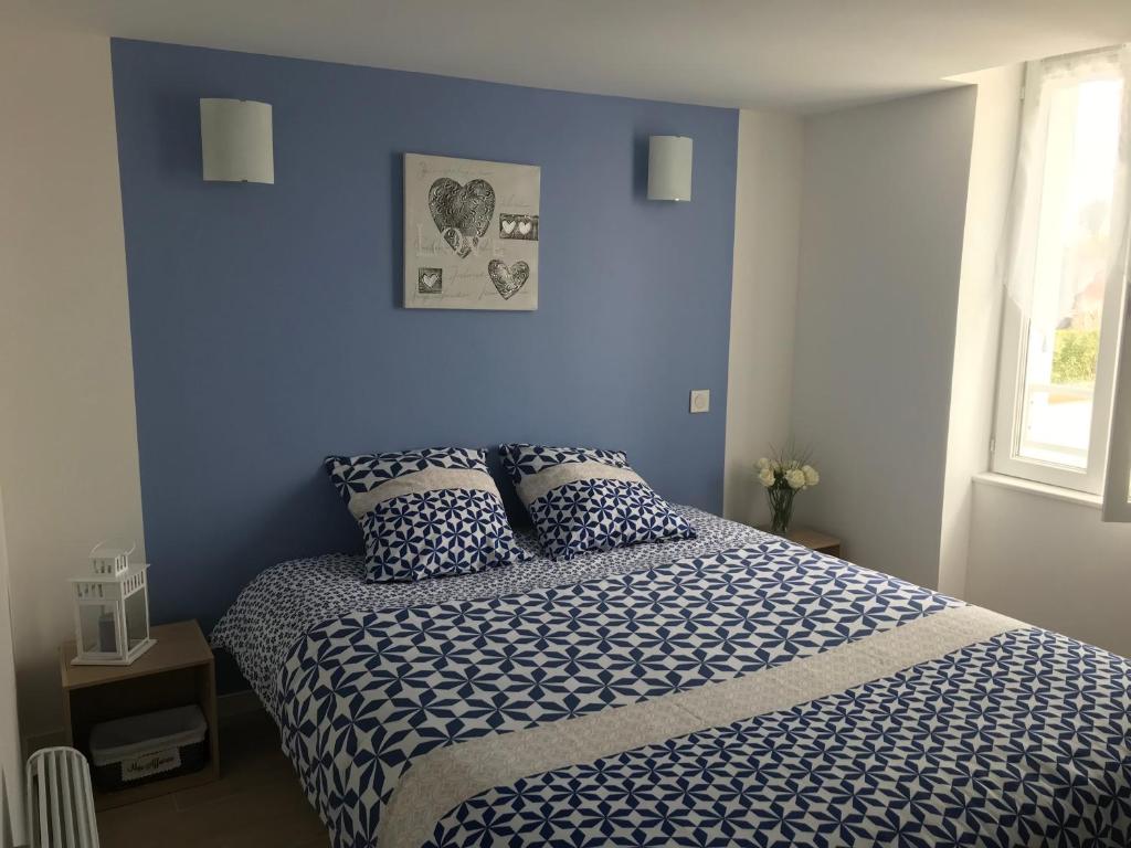 サン・パレ・シュル・メールにあるLa Charentaiseのベッドルーム1室(青い壁、枕付きのベッド1台付)