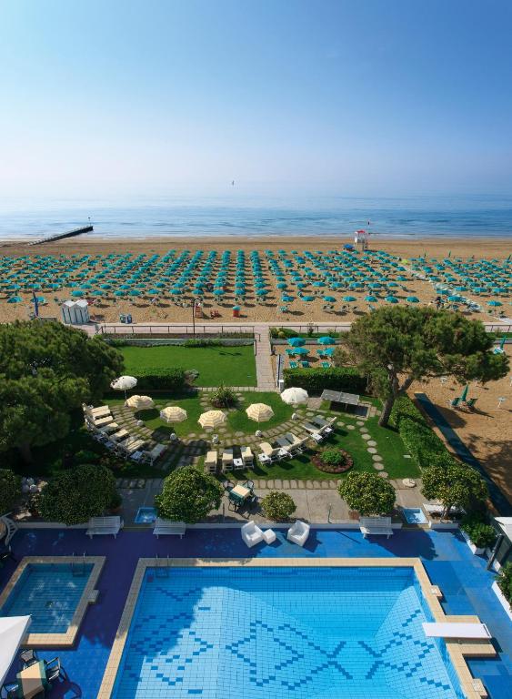 Der Swimmingpool an oder in der Nähe von Hotel Croce Di Malta