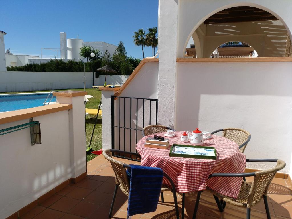 Bazén v ubytovaní Apartamentos Luna de Nerja alebo v jeho blízkosti