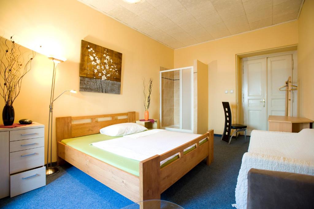 Ліжко або ліжка в номері Hotel Praha Club bed & breakfast