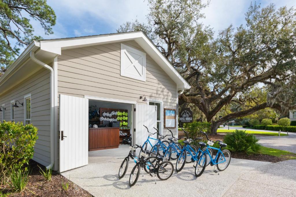 在Jekyll Island Club Resort内部或周边骑自行车
