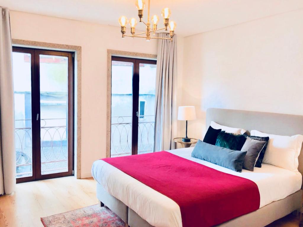 1 dormitorio con 1 cama grande con manta roja en Oporto Chic&Cozy - S. Bento en Oporto