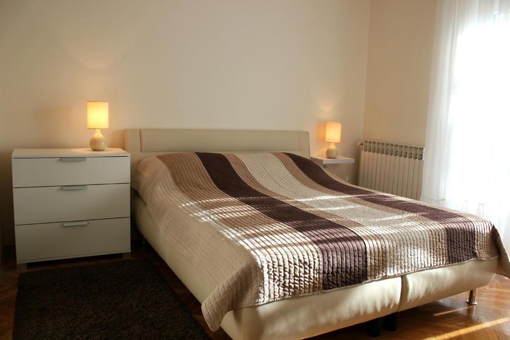 Ліжко або ліжка в номері Apartmani Jolic