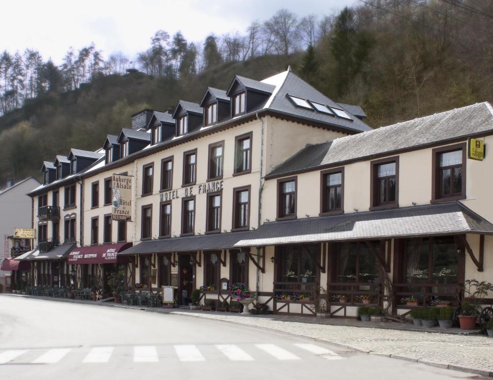 une rangée de bâtiments sur le côté d'une rue dans l'établissement Auberge d'Alsace Hotel de France, à Bouillon