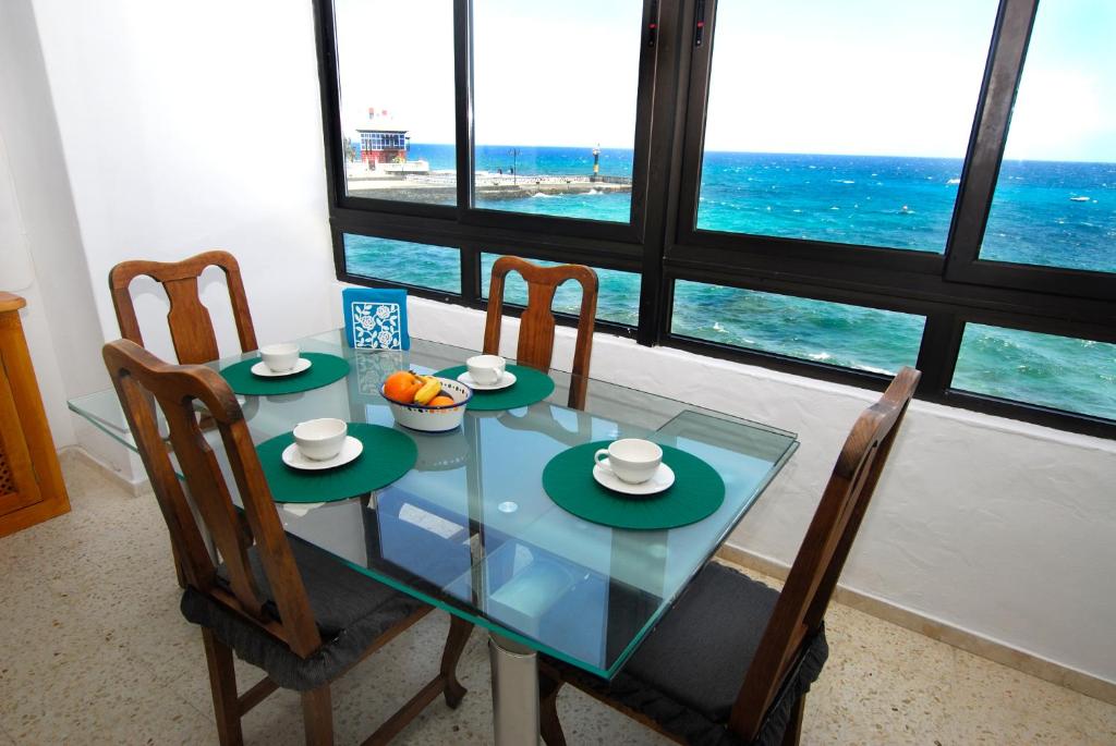 - une table à manger avec vue sur l'océan dans l'établissement Casa Pura, à Arrieta