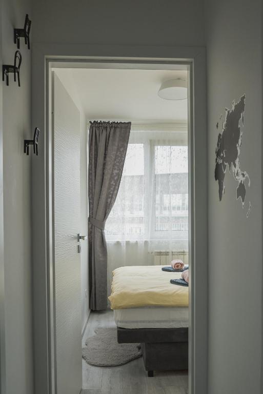 sypialnia z łóżkiem, oknem i lustrem w obiekcie Drop (in) Apartment w Zagrzebiu