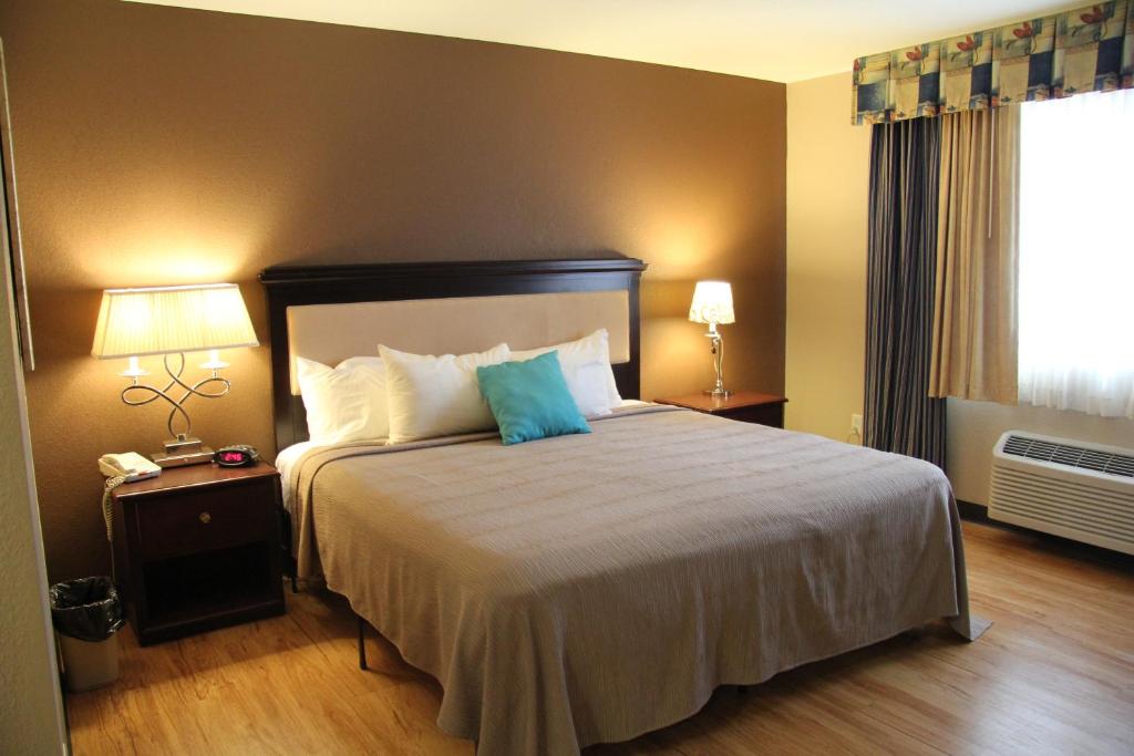 Green Acres Hotel - Deluxe Single Room