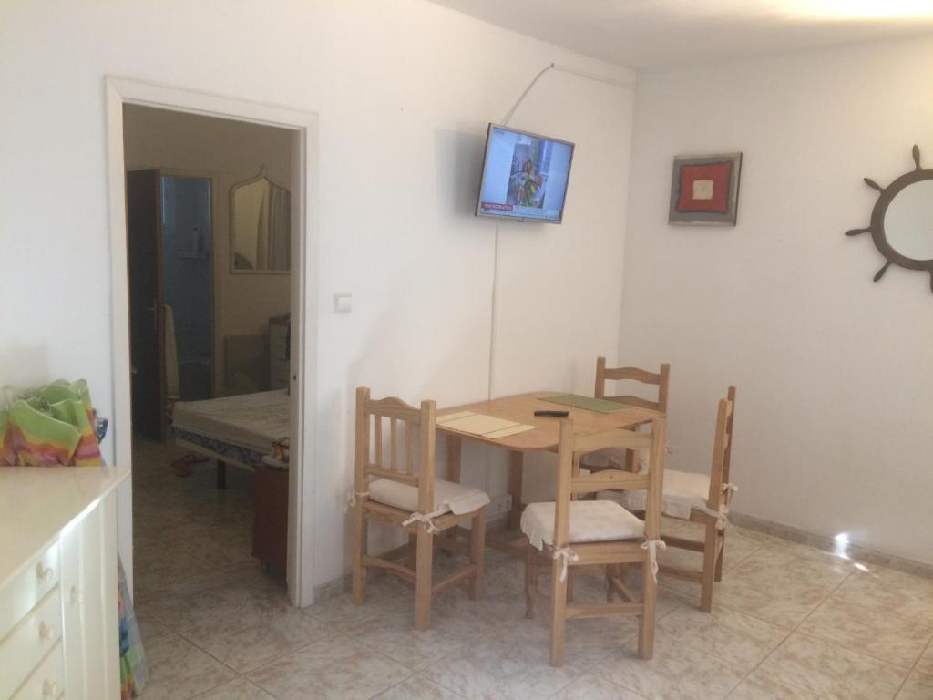 Telewizja i/lub zestaw kina domowego w obiekcie Apartamentos Villa Mar 13 Torremolinos
