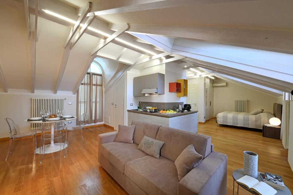 a living room with a couch and a kitchen at Albacentro in Alba