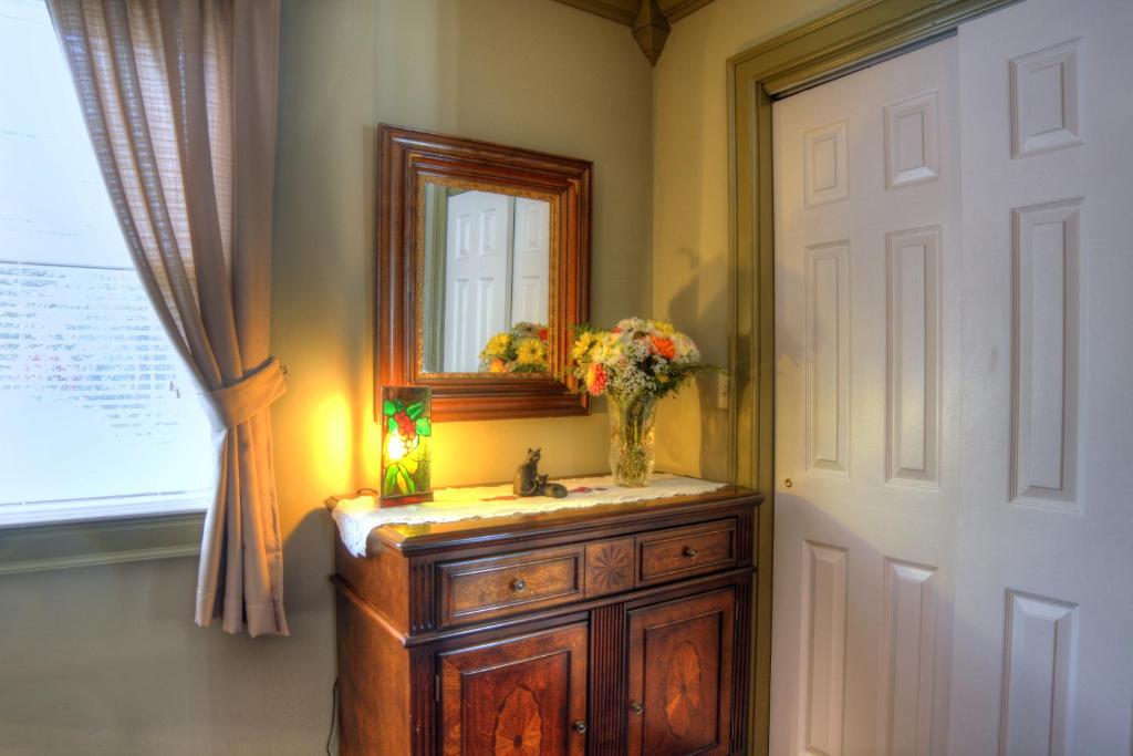 Los Gatos Bed & Breakfast - Standard Queen Room