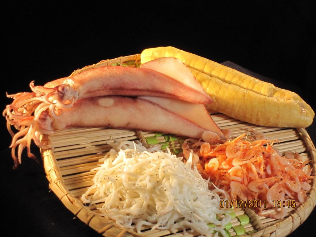 a basket of food with meat and a hot dog at Spring Fountain Hotel in Jiaoxi