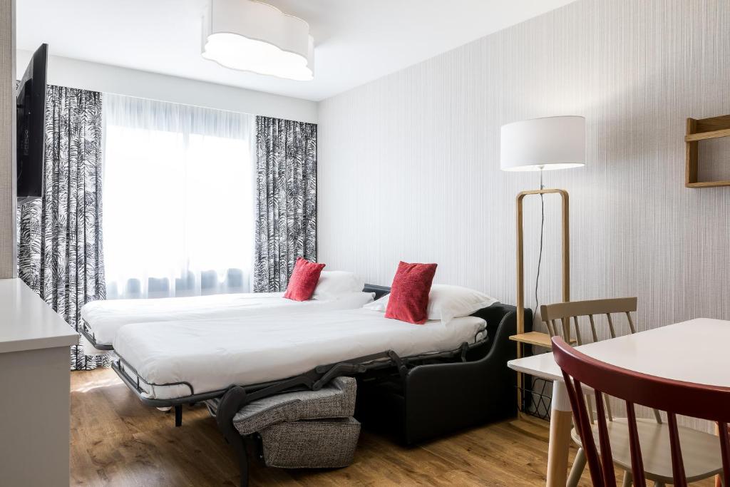 Postel nebo postele na pokoji v ubytování CADET Residence