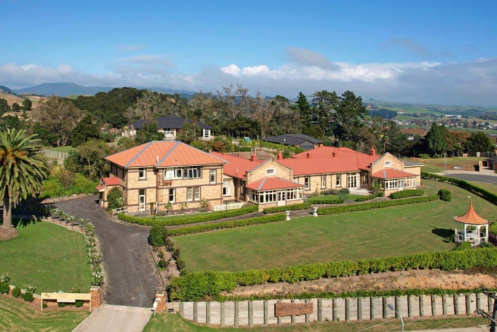 una vista aérea de una casa grande con patio en Manor Views NZ, en Huntly