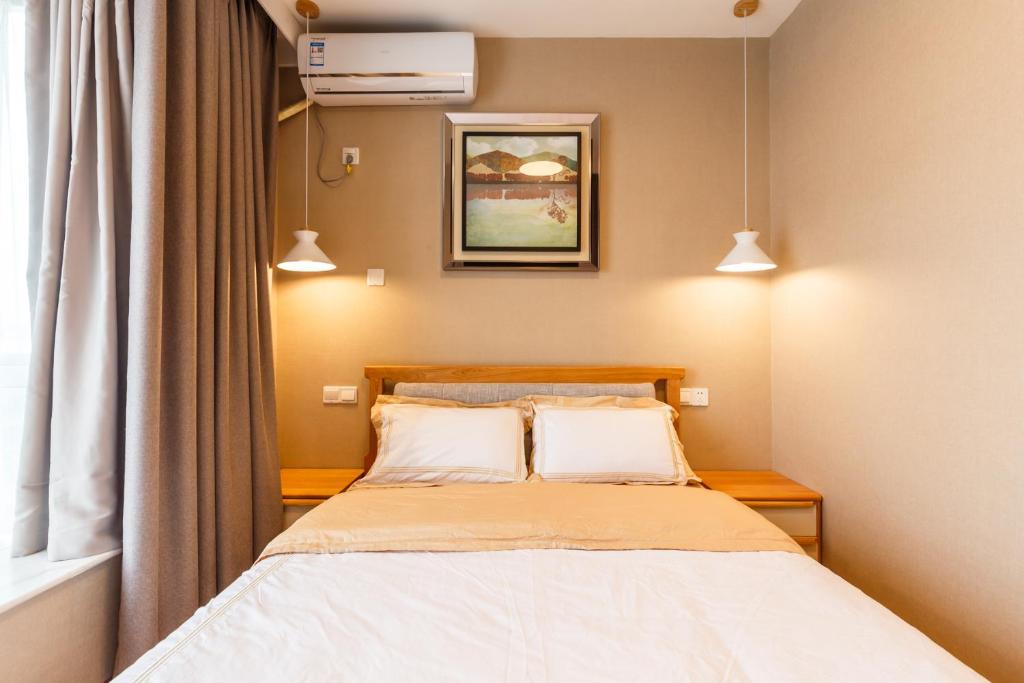 Postel nebo postele na pokoji v ubytování Shenzhen New Swan Castle Apartment