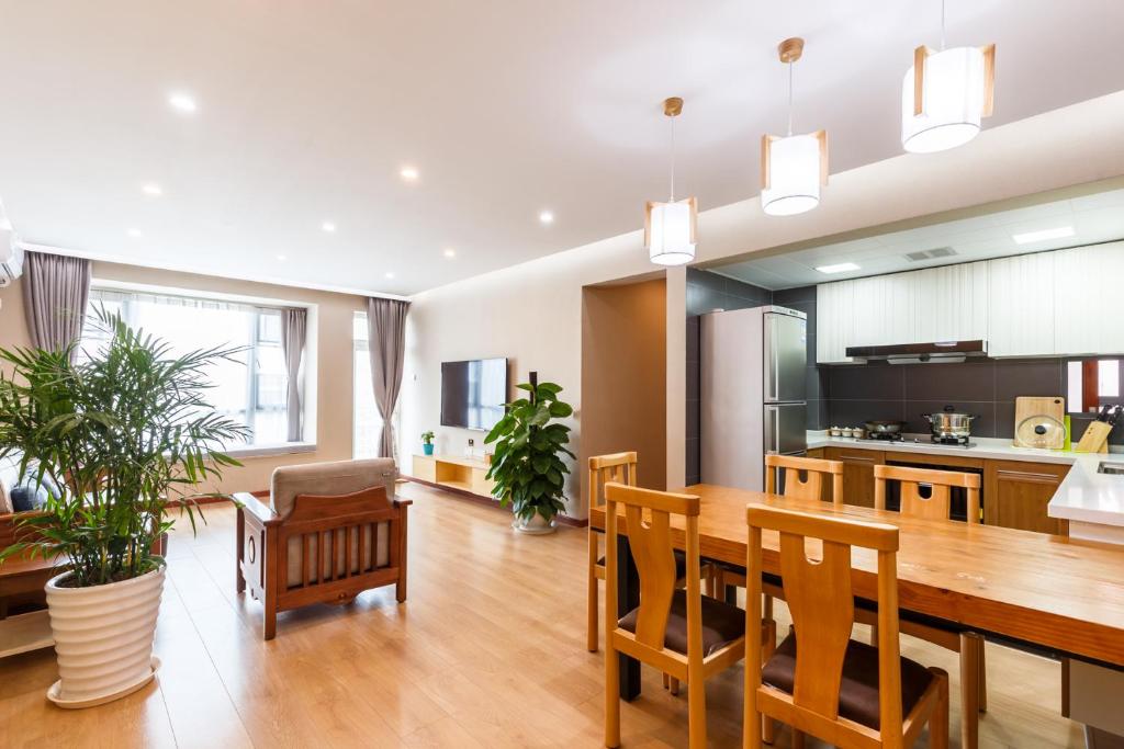 eine Küche und ein Esszimmer mit einem Holztisch und Stühlen in der Unterkunft Shenzhen New Swan Castle Apartment in Shenzhen