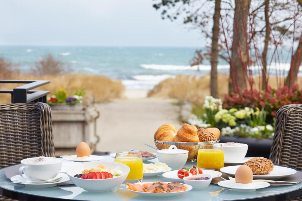 einen Tisch mit Essen, Eiern und Obst darauf in der Unterkunft Strandhotel Fontana in Timmendorfer Strand