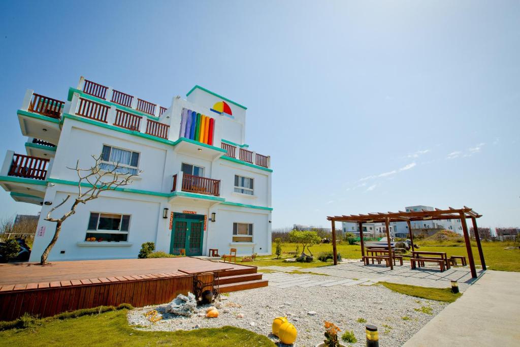 a building with a picnic table and a gazebo at Penghu Sun House in Magong