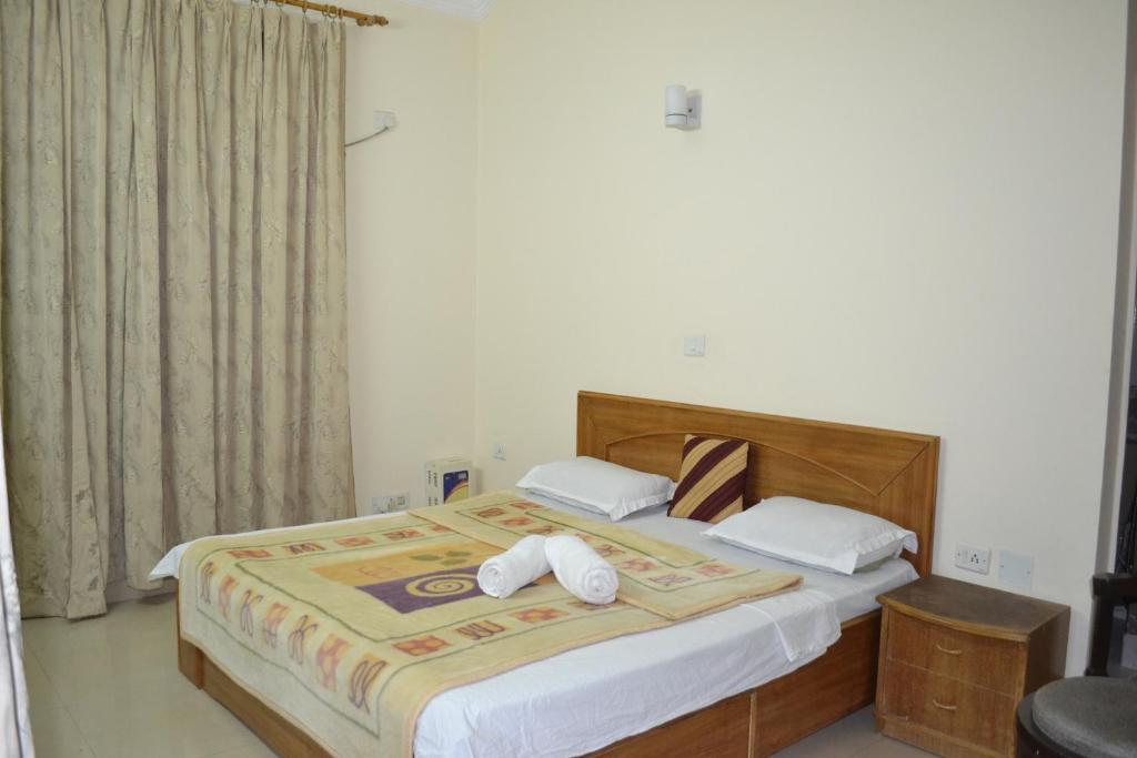 Postel nebo postele na pokoji v ubytování Raj Cottage Ganga Vatika