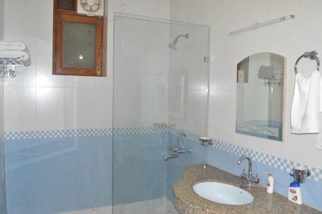 Koupelna v ubytování Raj Cottage Ganga Vatika