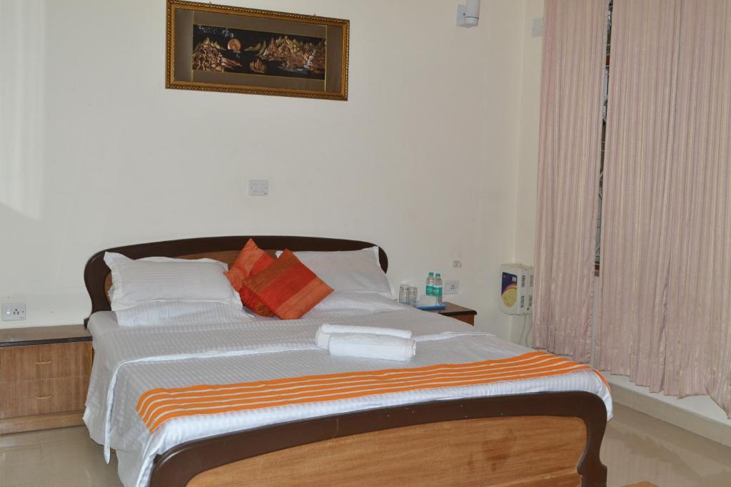Postel nebo postele na pokoji v ubytování Raj Cottage Ganga Vatika