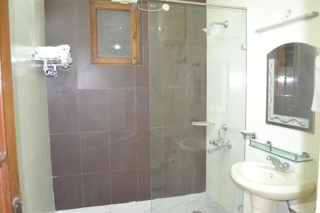 Koupelna v ubytování Raj Cottage Ganga Vatika