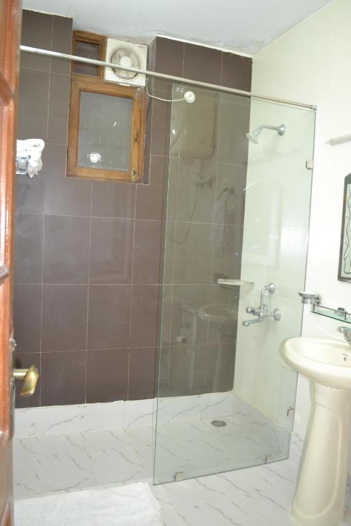 Koupelna v ubytování Raj Cottage Ganga Vatika
