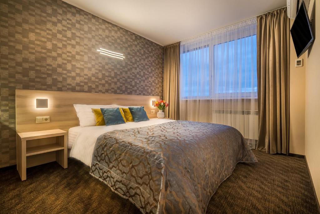 une chambre d'hôtel avec un lit et une fenêtre dans l'établissement Hotel Zemaites, à Vilnius