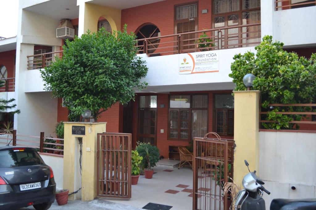 a building with a car parked in front of it at Raj Cottage Ganga Vatika in Rishīkesh