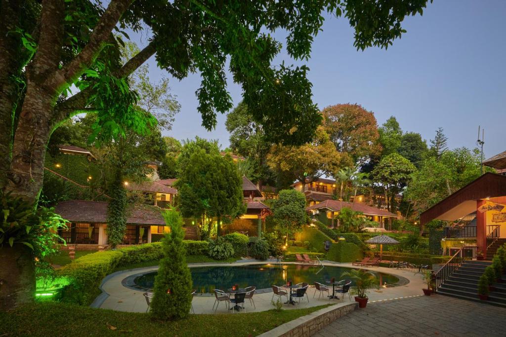 una casa con piscina en un patio en Cardamom County by Xandari, en Thekkady