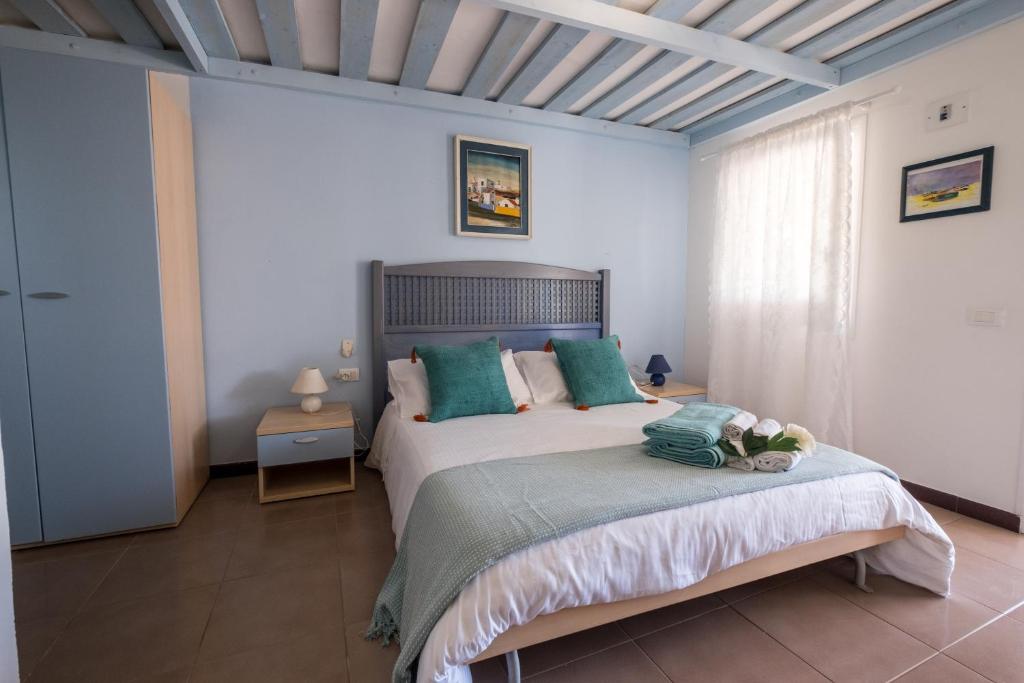 Rúm í herbergi á Albergo isola mia