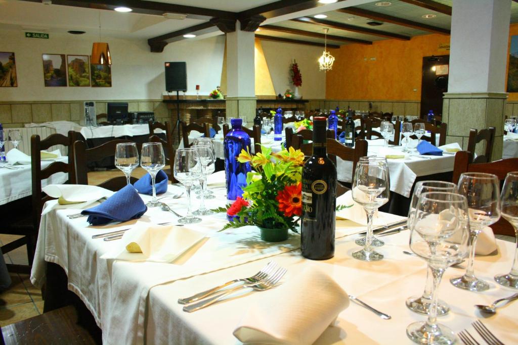 Un restaurante o sitio para comer en Hotel Rural Huerta del Laurel