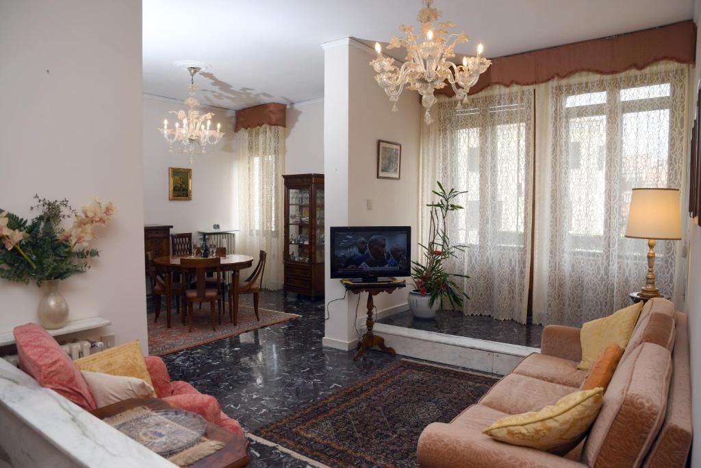 een woonkamer met 2 banken en een televisie bij Residenza Ca Trinità in Venetië