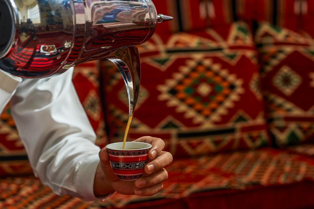Příslušenství pro přípravu čaje a kávy v ubytování Safir Hotel Doha