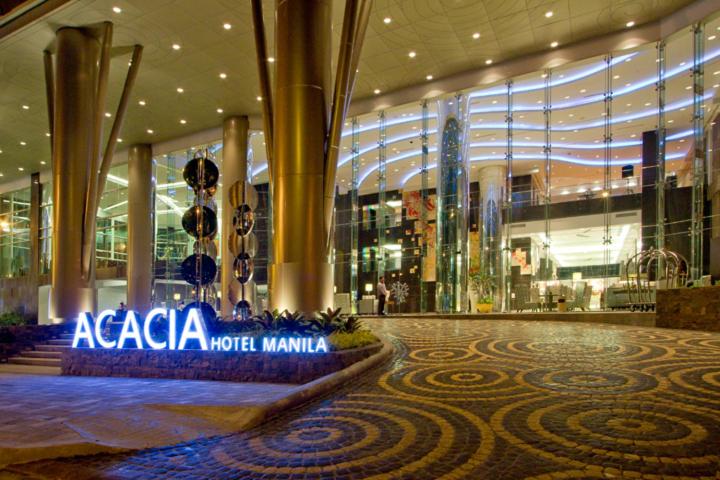 ein Einkaufszentrum mit einem Schild, auf dem steht Acaza mehr miami in der Unterkunft Acacia Hotel Manila in Manila
