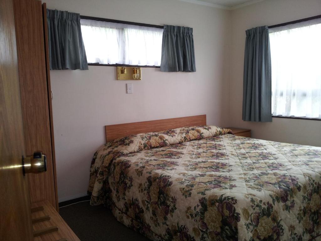 Postel nebo postele na pokoji v ubytování Ace High Motor Inn
