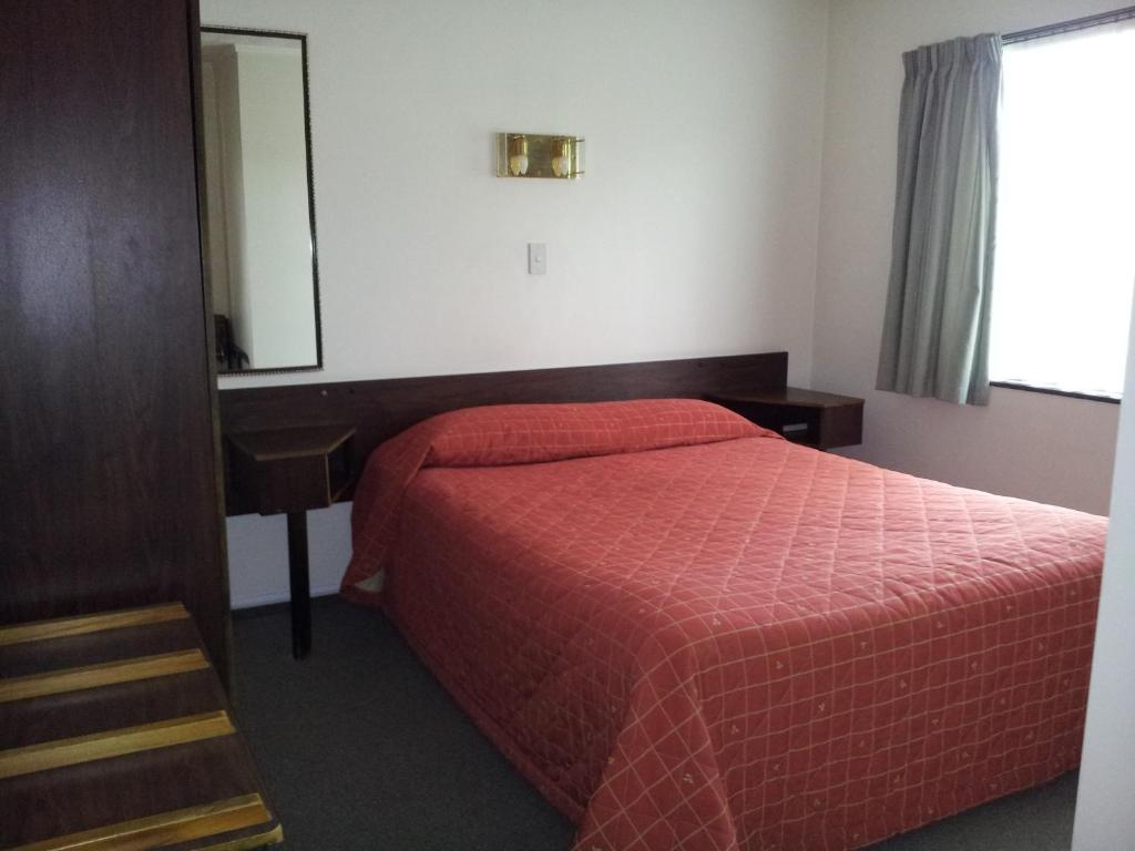 Postel nebo postele na pokoji v ubytování Ace High Motor Inn