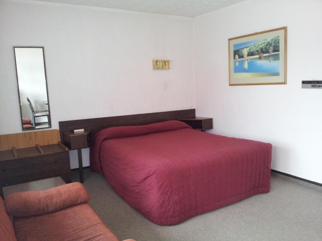 Postel nebo postele na pokoji v ubytování Ace High Motor Inn