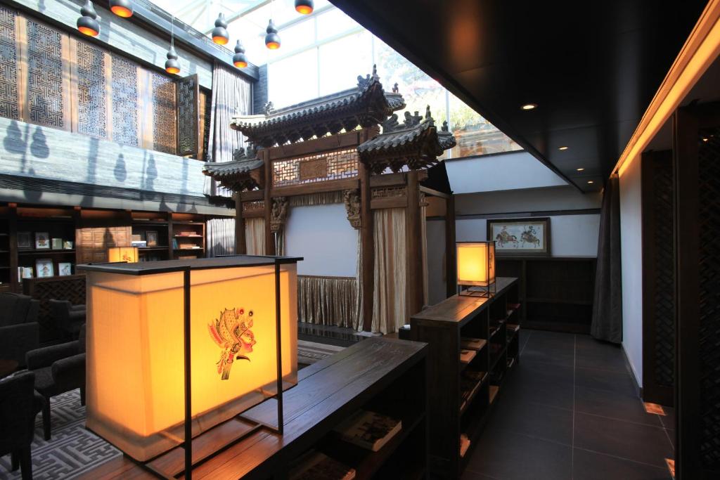 a restaurant with a stage in the middle of a room at Beijing Shichahai Shadow Art Performance Hotel in Beijing