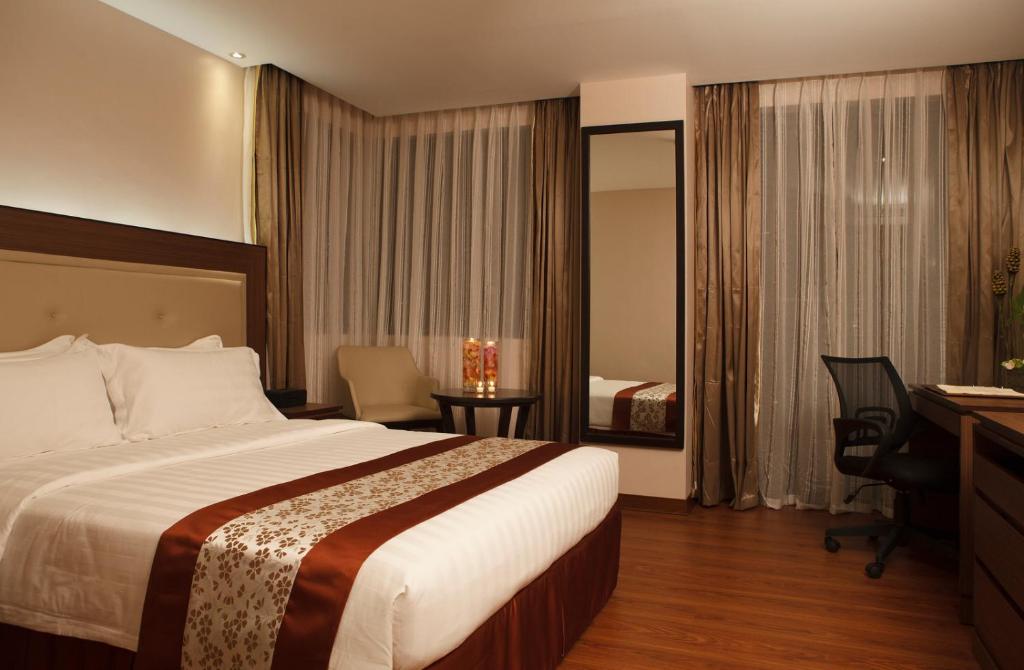 Postel nebo postele na pokoji v ubytování ACE Hotel and Suites