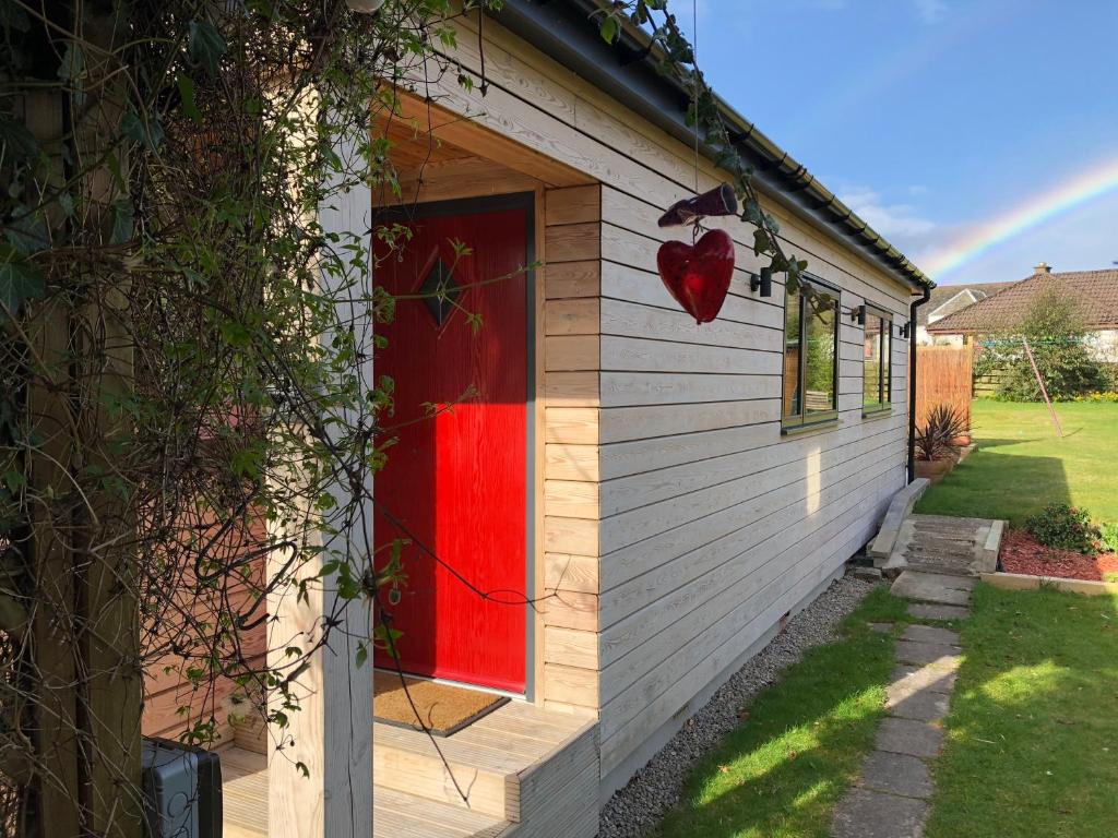 Una casa con un corazón pintado a un lado. en The Wee Lodge en Inverness