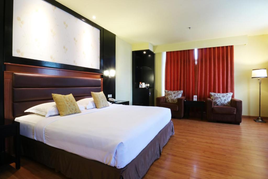 Postel nebo postele na pokoji v ubytování Sari Ater Kamboti Hotel Bandung
