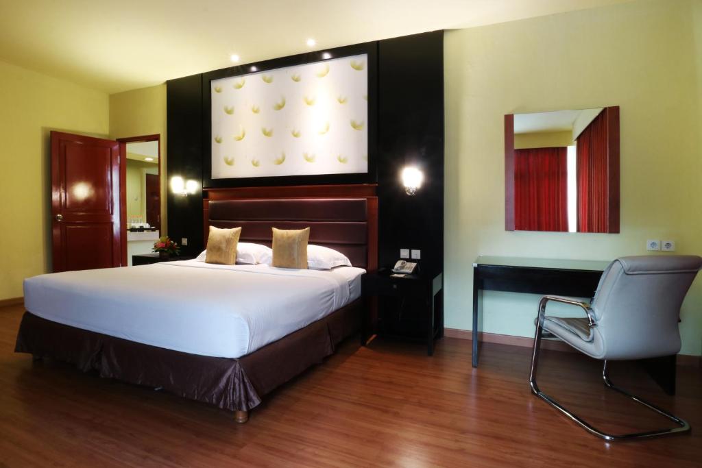 Postel nebo postele na pokoji v ubytování Sari Ater Kamboti Hotel Bandung