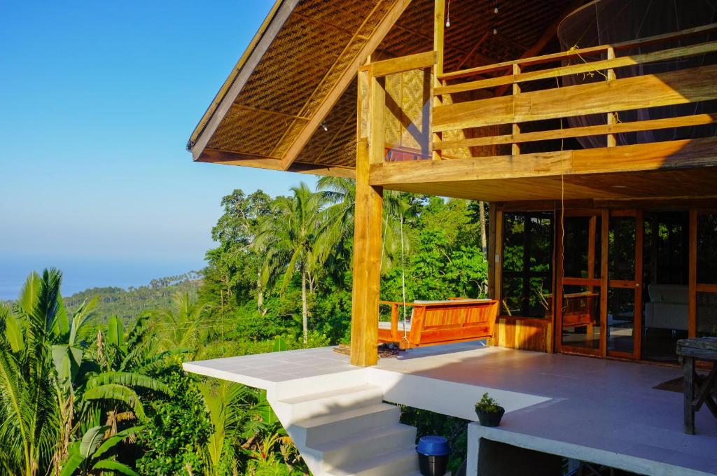 - Vistas a una casa con balcón en Camiguin Volcano Houses-Panoramic House en Mambajao