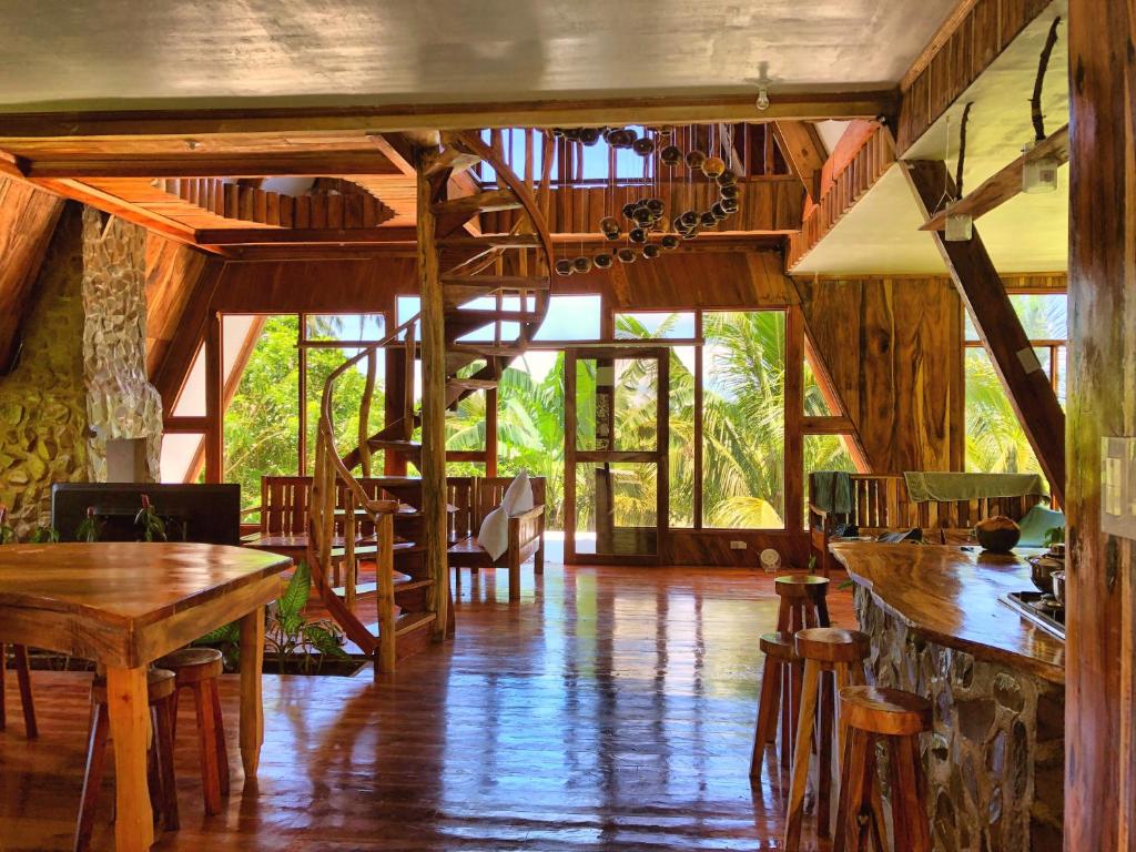 מסעדה או מקום אחר לאכול בו ב-Camiguin Volcano Houses - A-Frame house