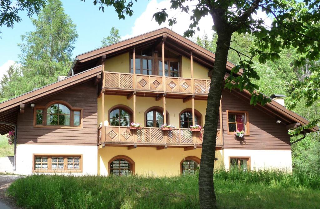 una casa con balcone sopra di Chalet montagna e relax Volpe Rossa a Cavalese