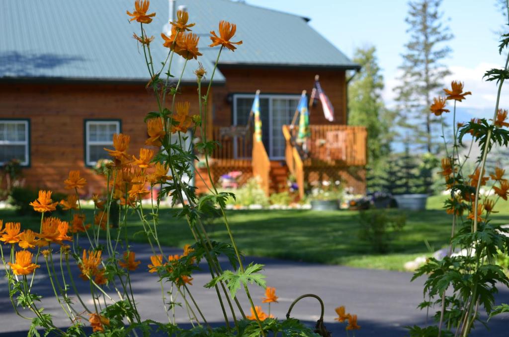 Ein Haus mit einem Haufen Blumen davor in der Unterkunft Alaska's Lake Lucille Bed & Breakfast in Wasilla