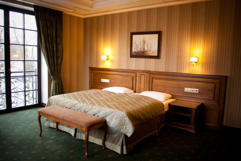 een hotelkamer met een bed en een groot raam bij Hermitage Hotel in Brest