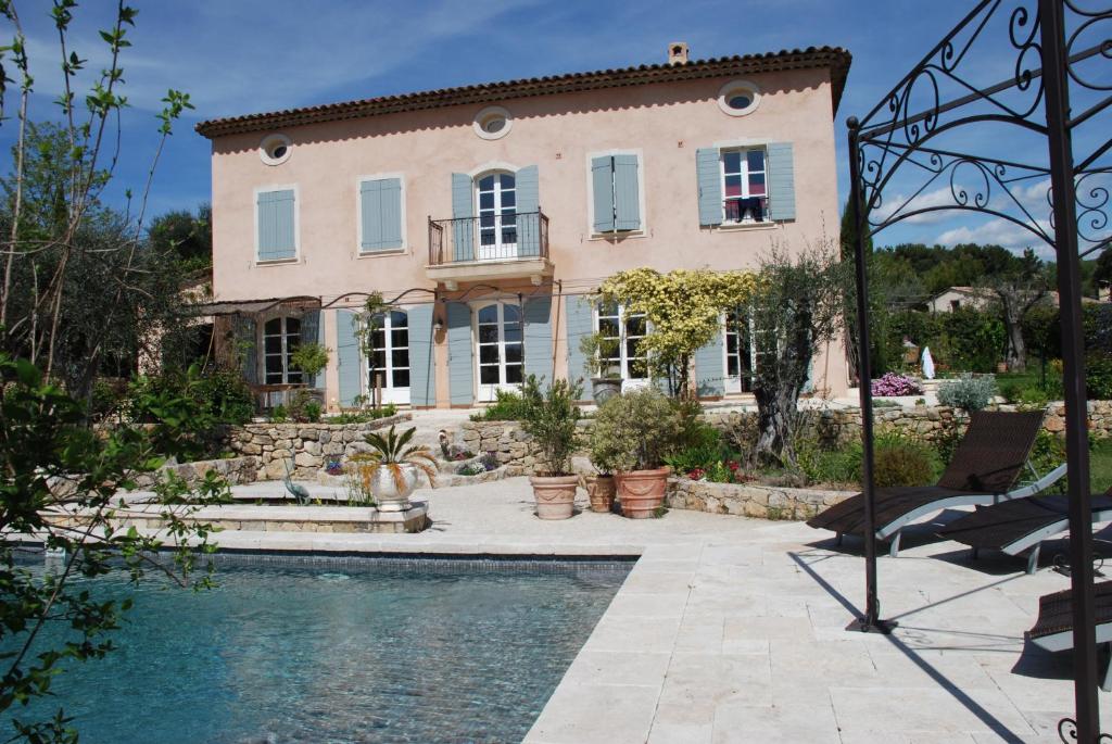 dom z basenem przed domem w obiekcie Bastide Saint-Joseph w mieście Le Rouret