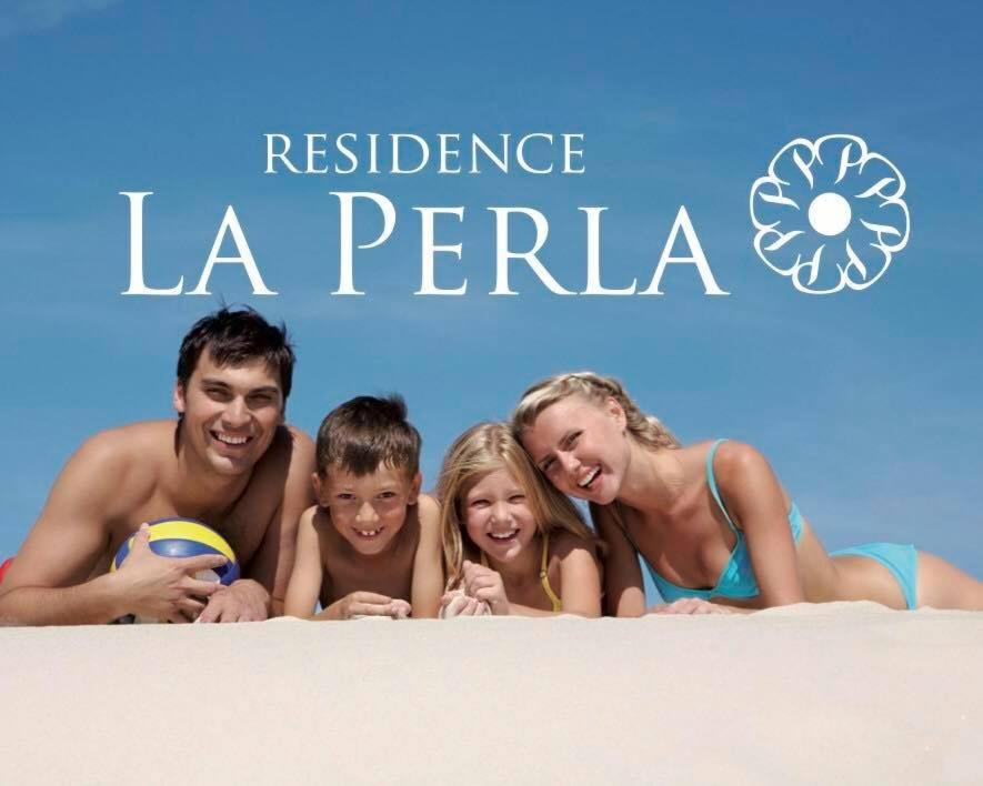 斯塔列蒂的住宿－Residence La Perla，一群人躺在沙滩上