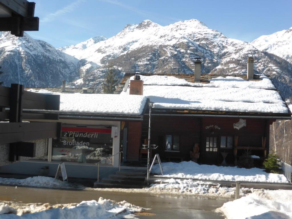 Utsikt mot fjell, enten fra leiligheten eller fra et annet sted